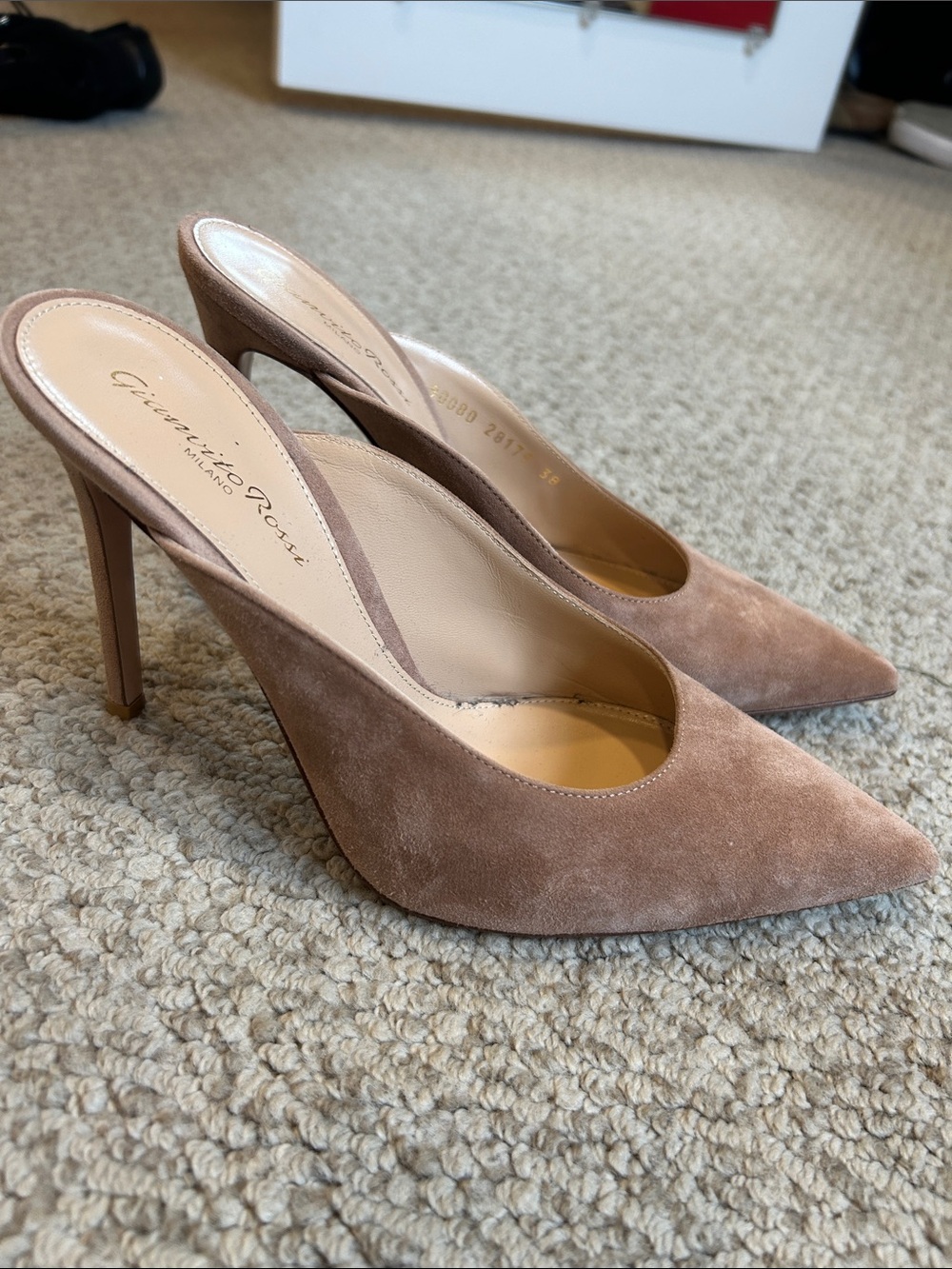 Excellent Condition Gianvito Rossi Dusty Rose Suede Pointed-Toe Mule Heels